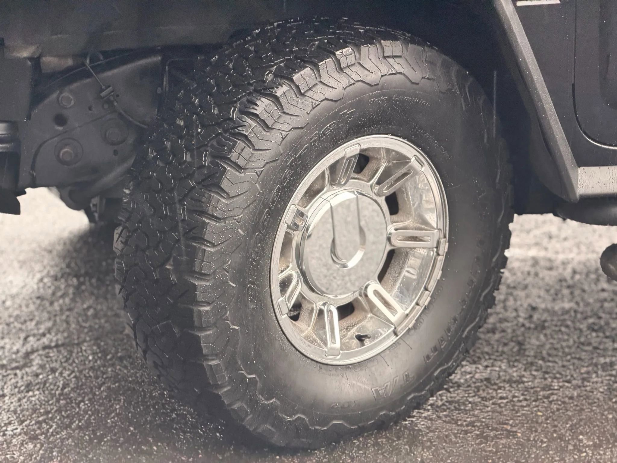 Used 2004 HUMMER H2 w/ Preferred Equipment Group image 17