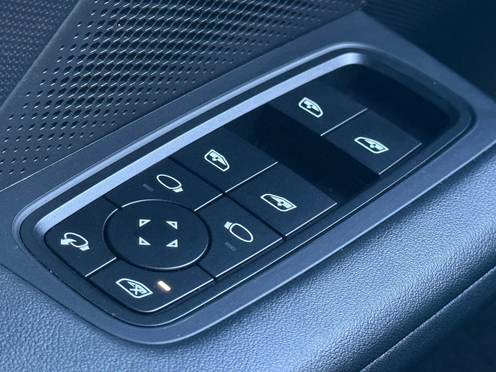 Used 2022 Porsche Taycan Base image 31