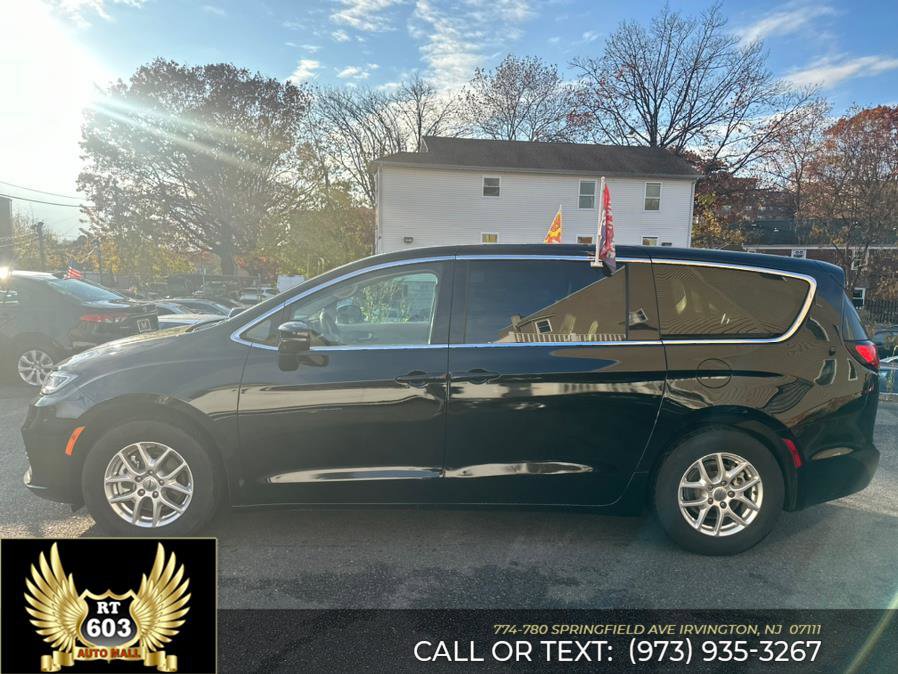 Used 2024 Chrysler Pacifica Touring-L image 4