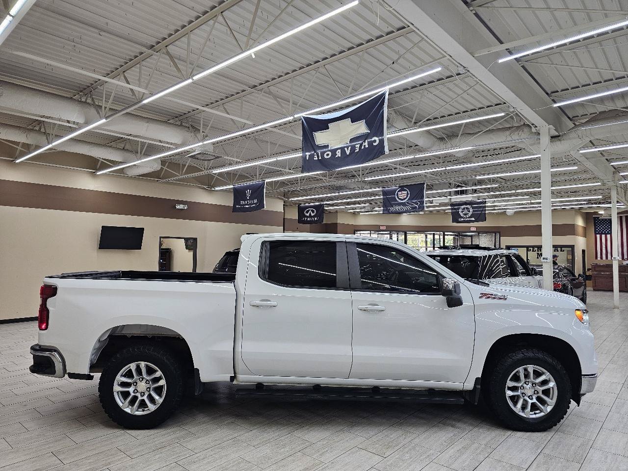 Used 2023 Chevrolet Silverado 1500 LT w/ Z71 Off-Road Package AWD/4WD image 5