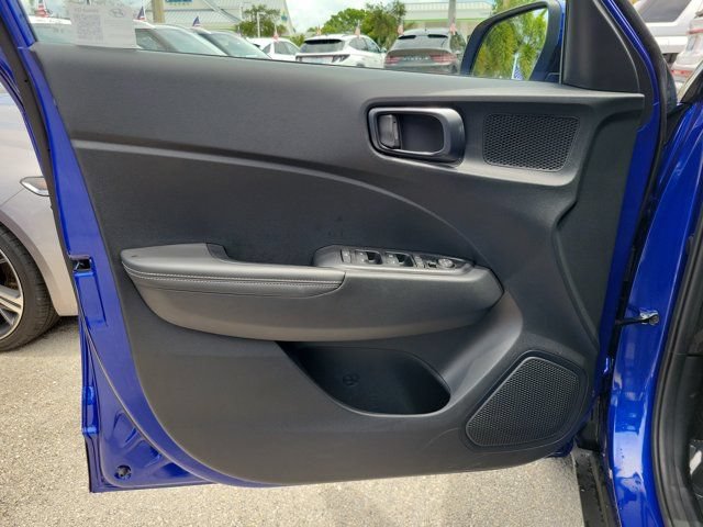 Used 2025 Hyundai Venue Limited FWD image 16