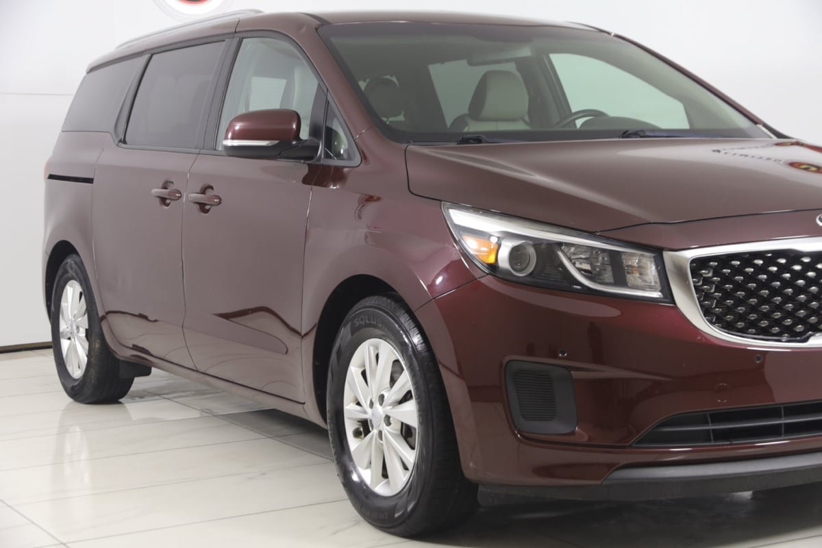 Used 2017 Kia Sedona LX w/ LX Essentials Premium Package FWD image 30