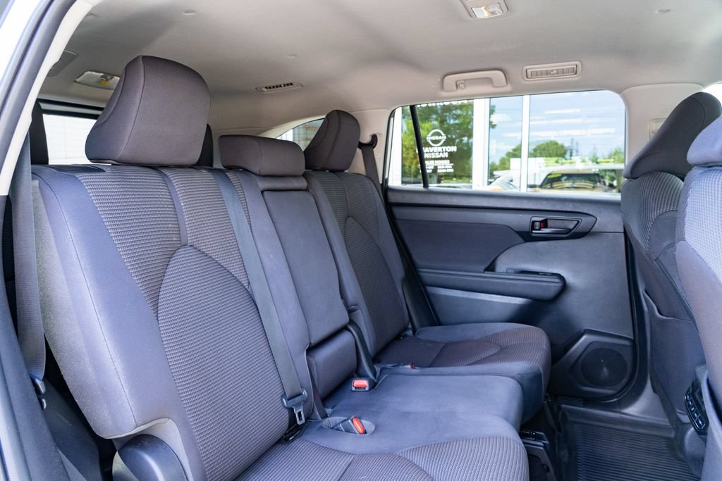 Used 2020 Toyota Highlander LE AWD/4WD image 25