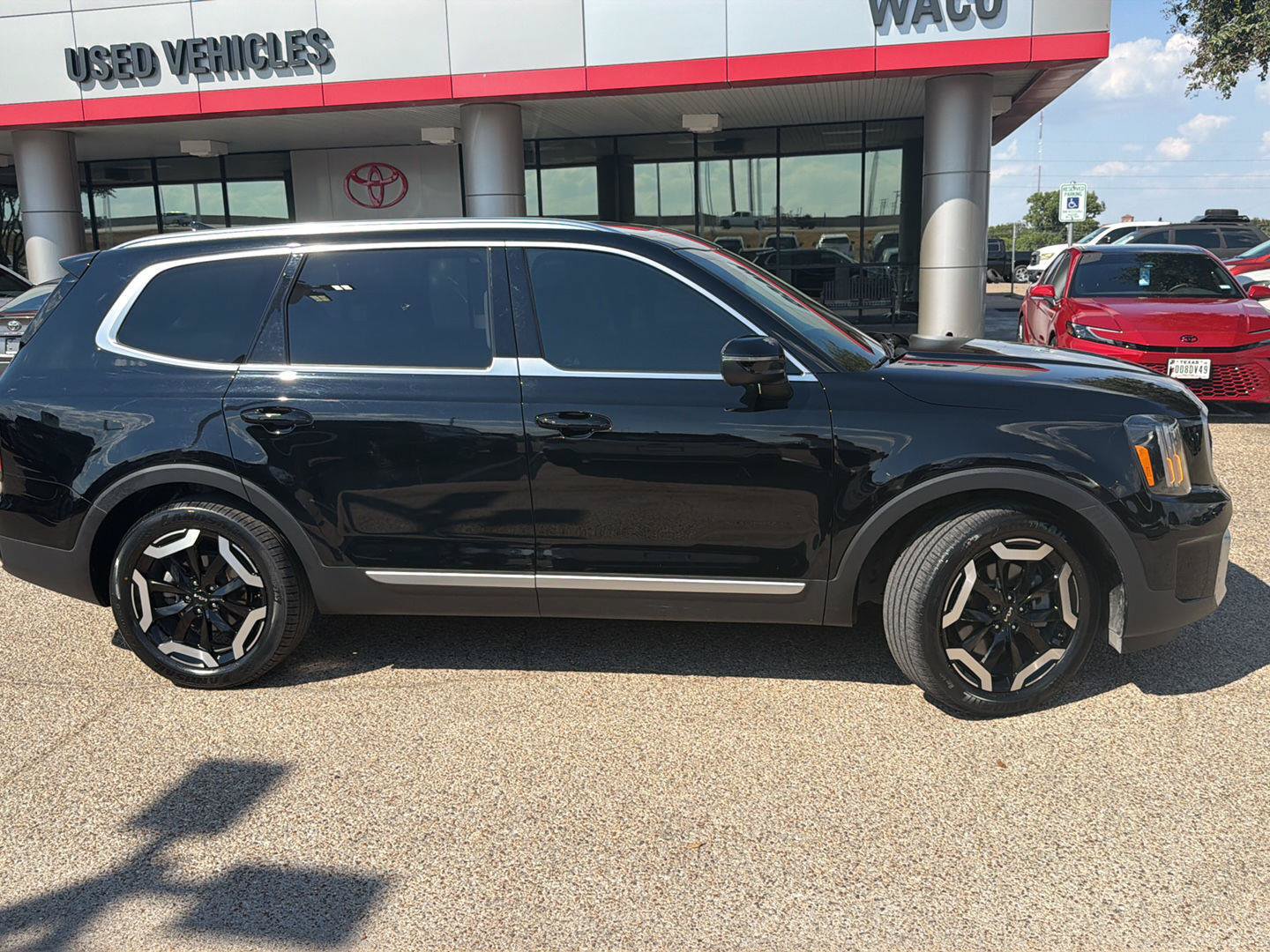 Used 2024 Kia Telluride EX w/ EX Captain's Chair Package FWD image 2