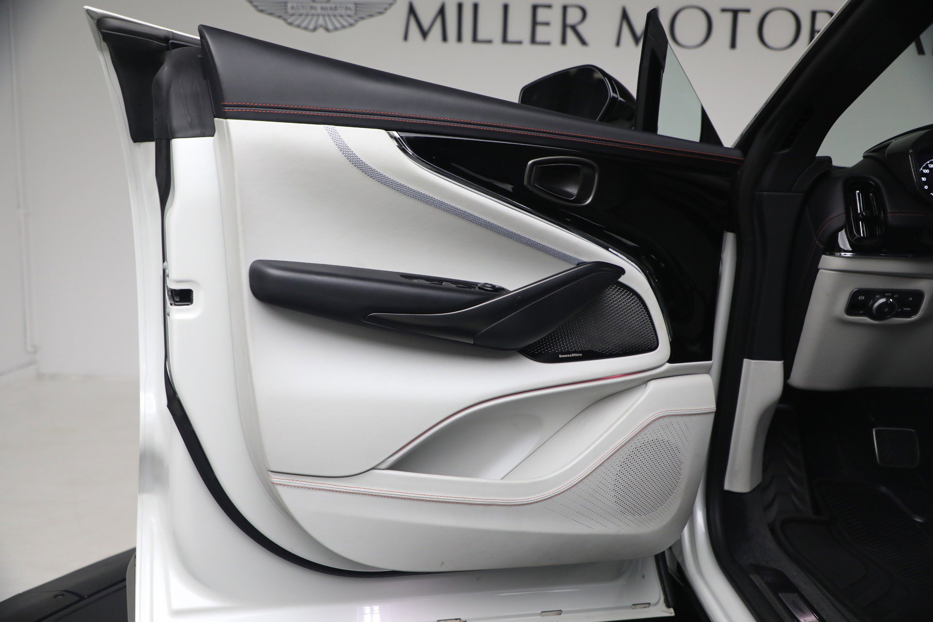 Used 2025 Aston Martin DBX 707 image 19