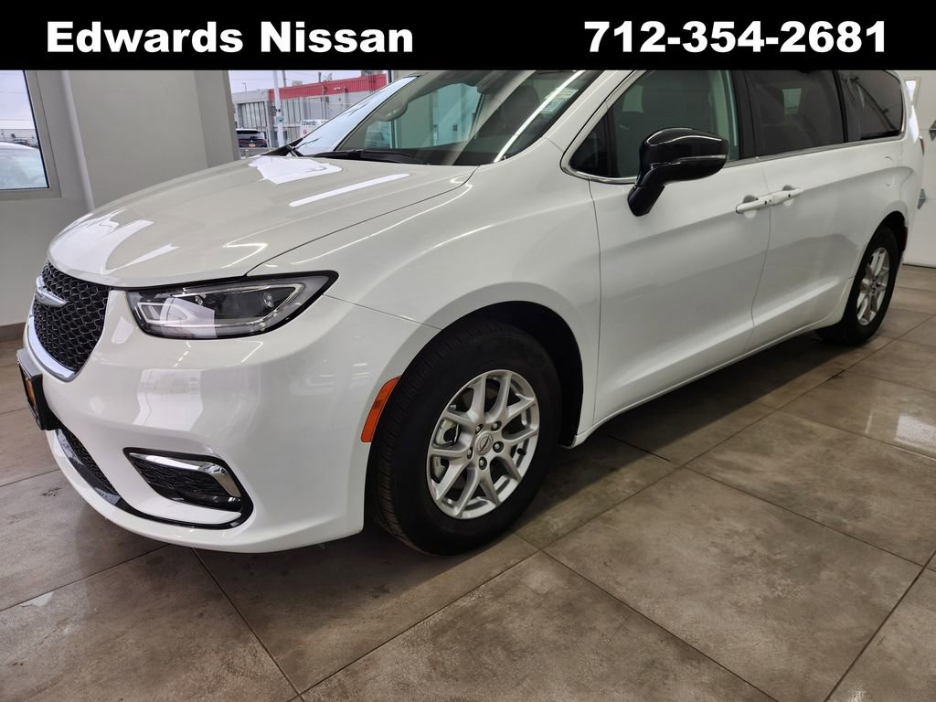 Used 2024 Chrysler Pacifica Touring-L image 6