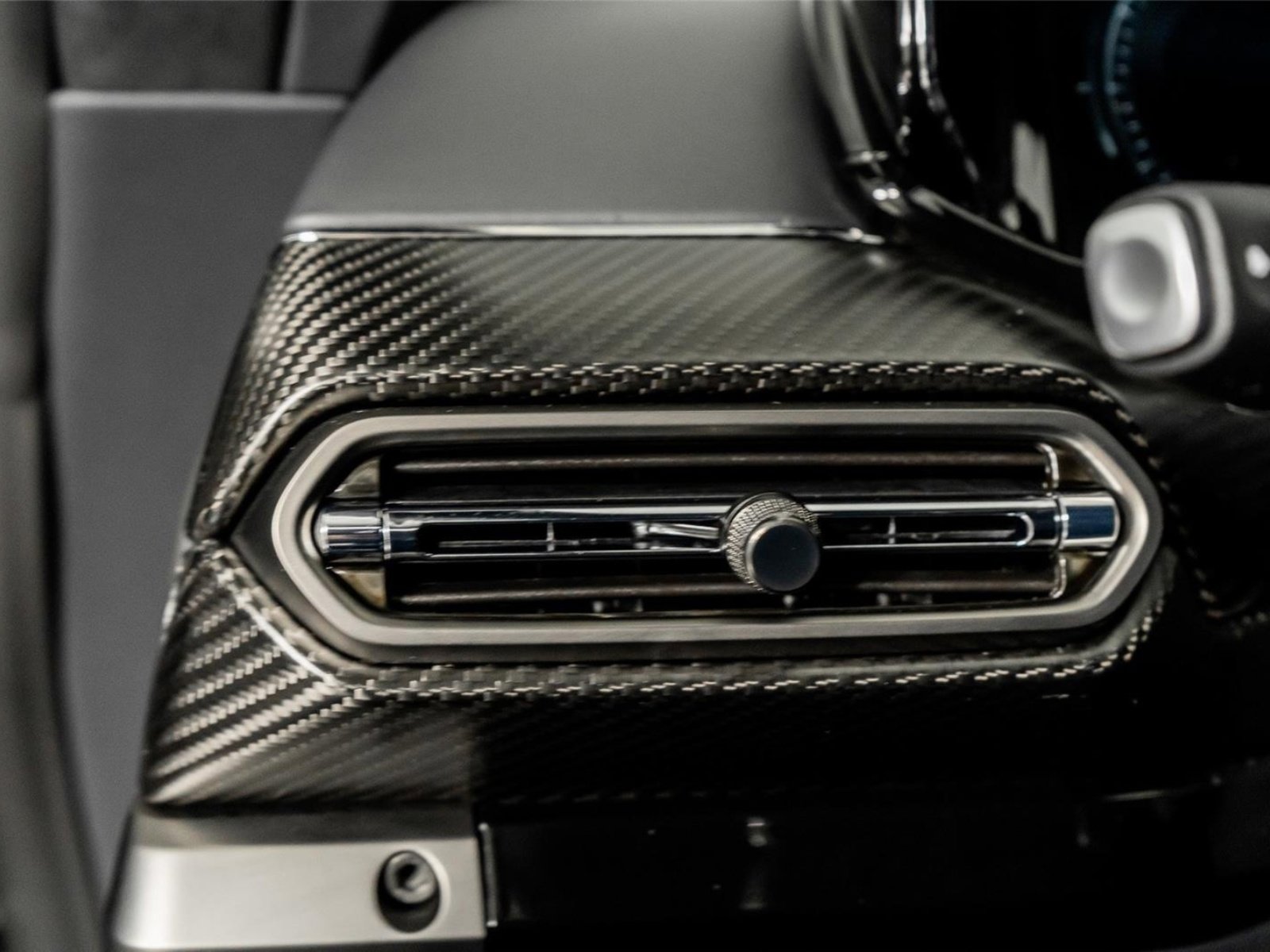 Used 2025 Aston Martin V8 Vantage Coupe RWD image 40