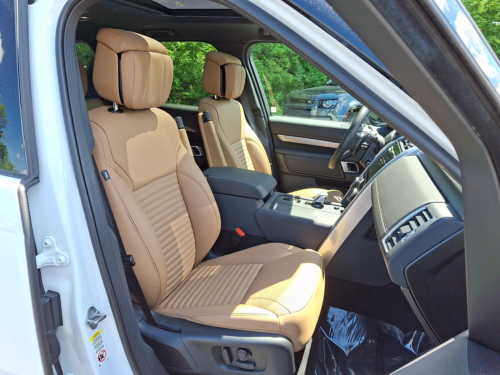 Used 2025 Land Rover Discovery Dynamic SE AWD/4WD image 3