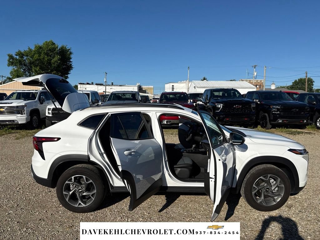 Used 2025 Chevrolet Trax LT FWD image 28