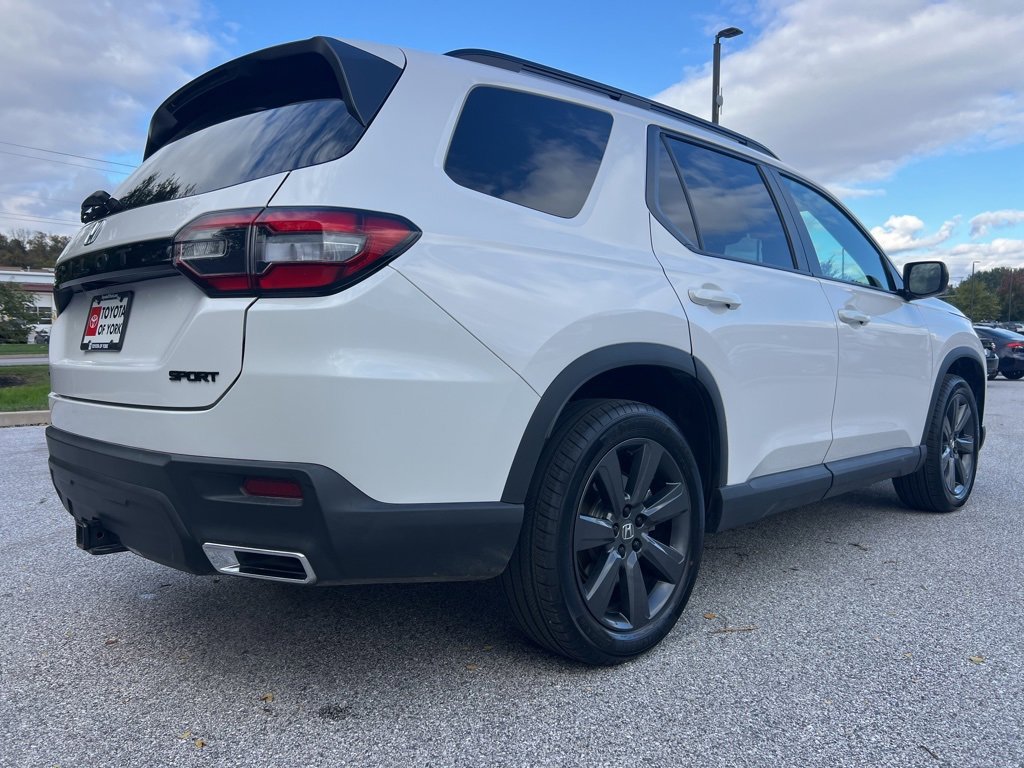Used 2025 Honda Pilot Sport image 3