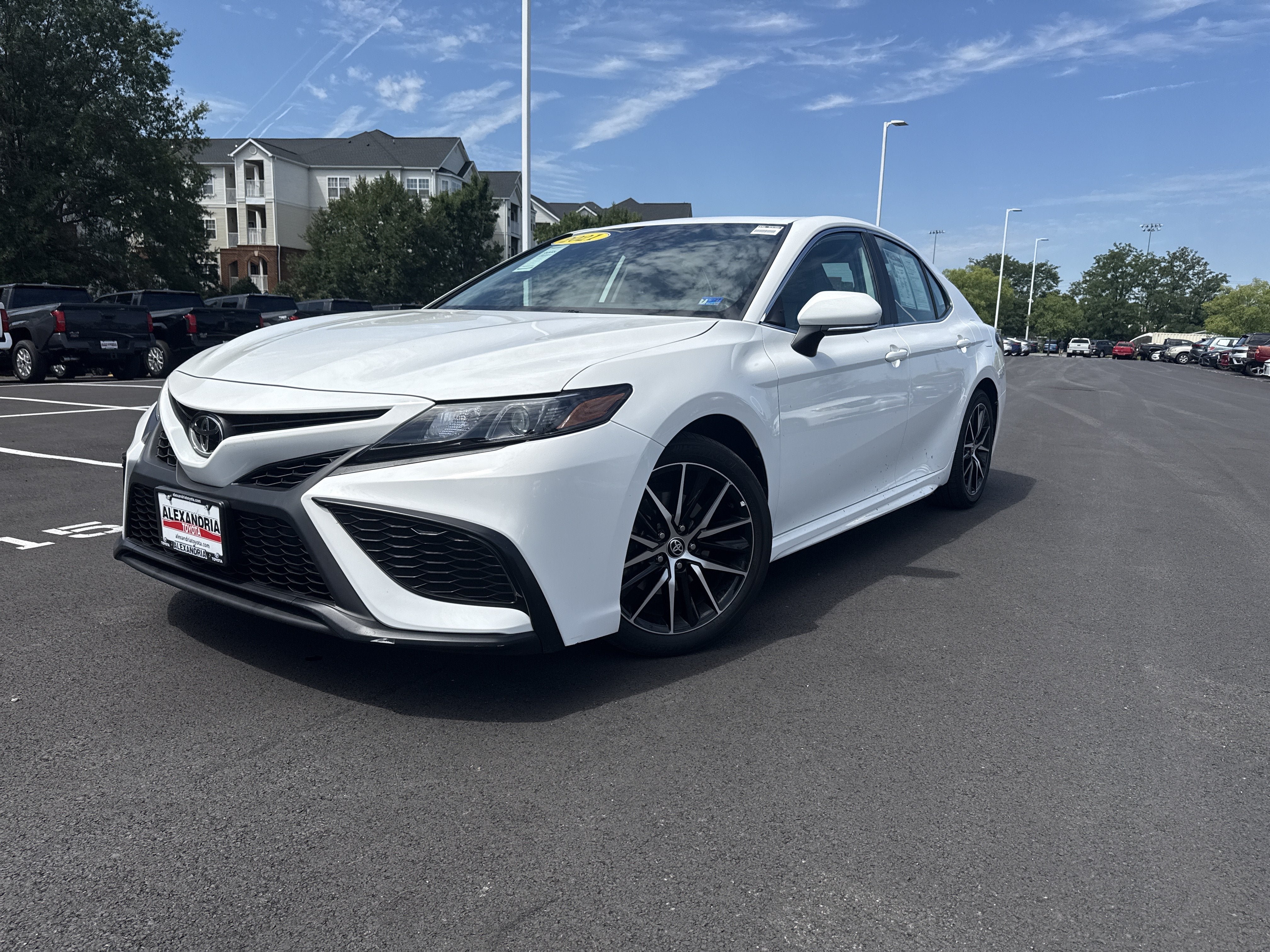 Used 2021 Toyota Camry SE FWD image 1