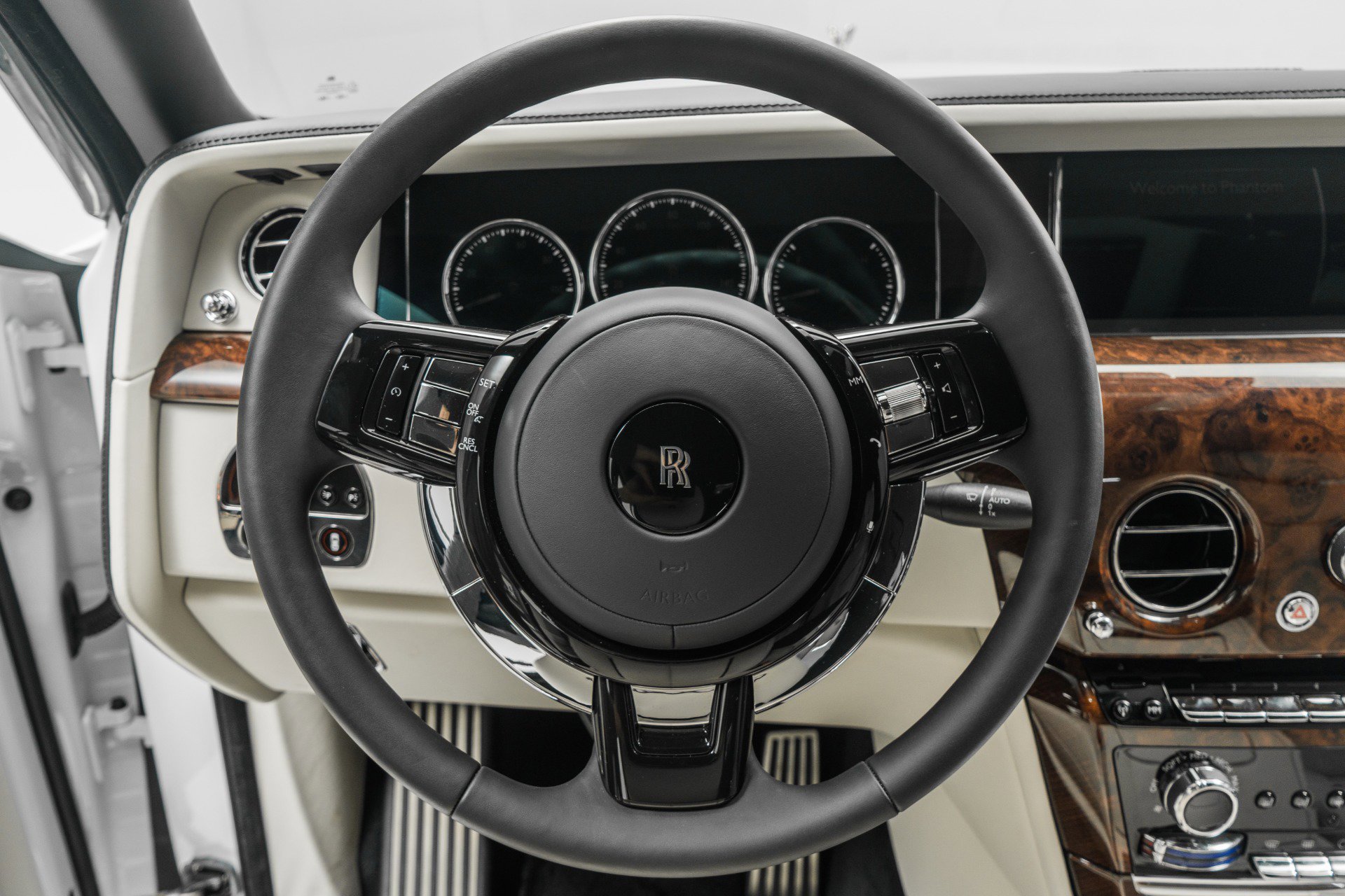 Used 2023 Rolls-Royce Phantom Sedan image 15