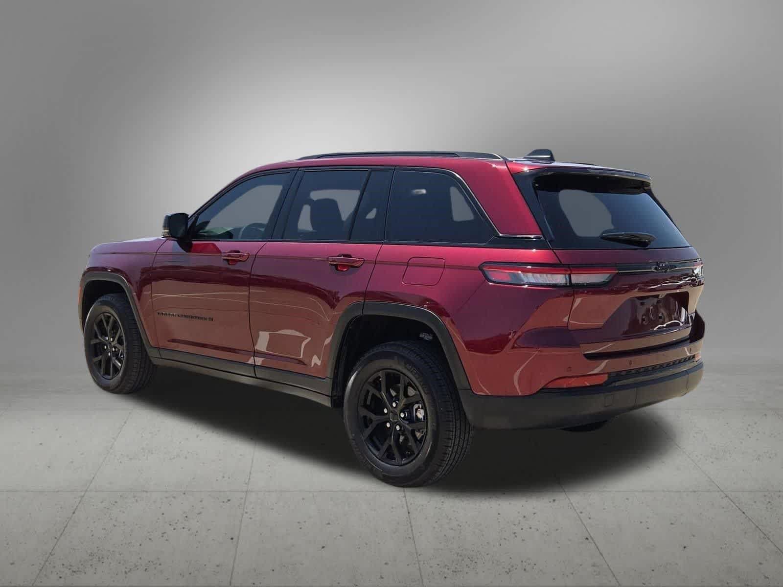 Used 2025 Jeep Grand Cherokee Altitude RWD image 4