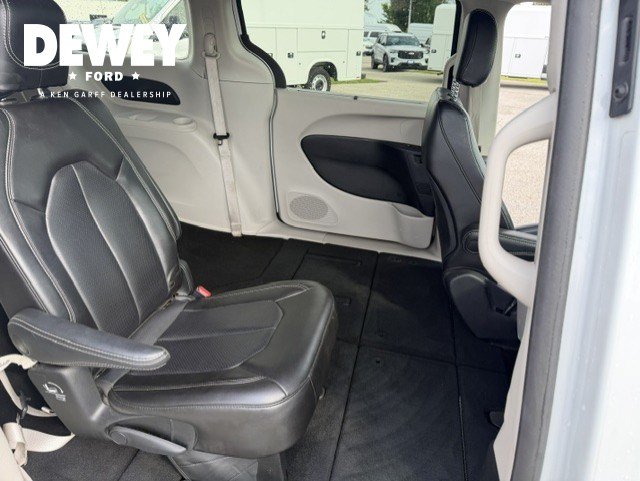 Used 2023 Chrysler Pacifica Touring-L FWD image 31