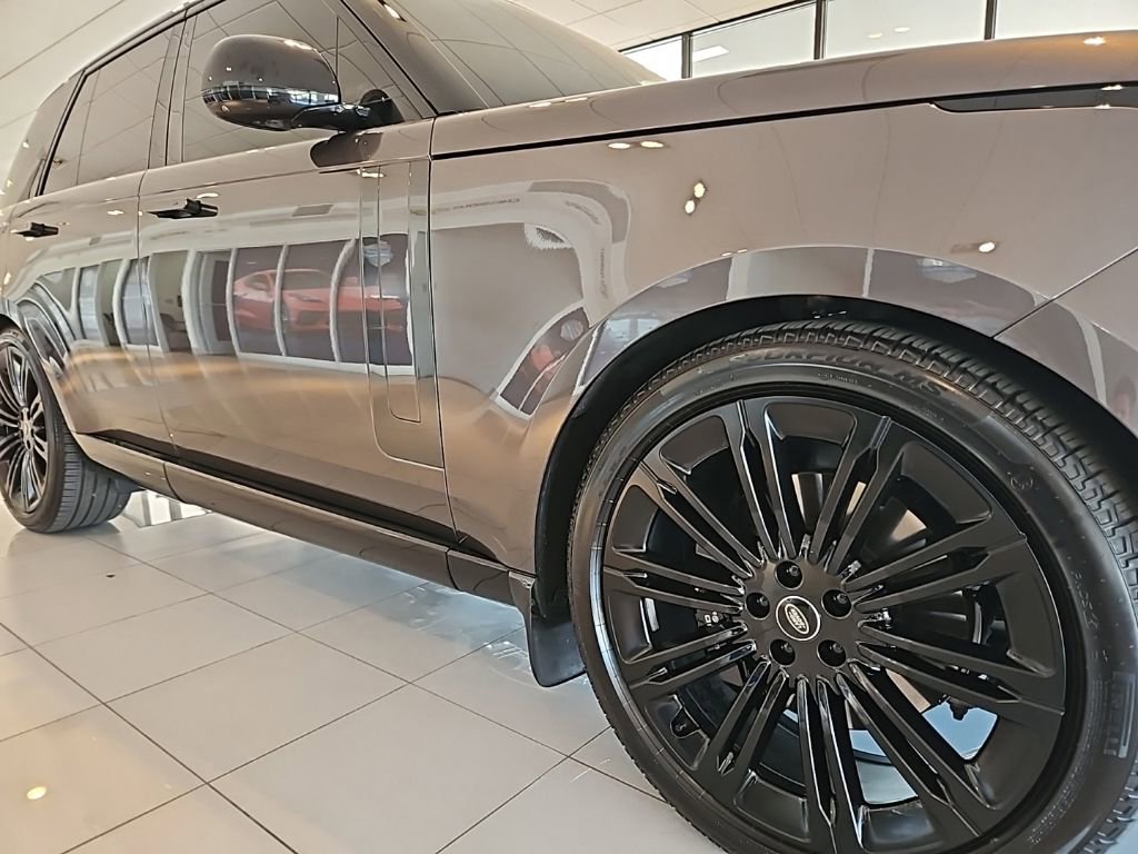 Used 2025 Land Rover Range Rover SE AWD/4WD image 6