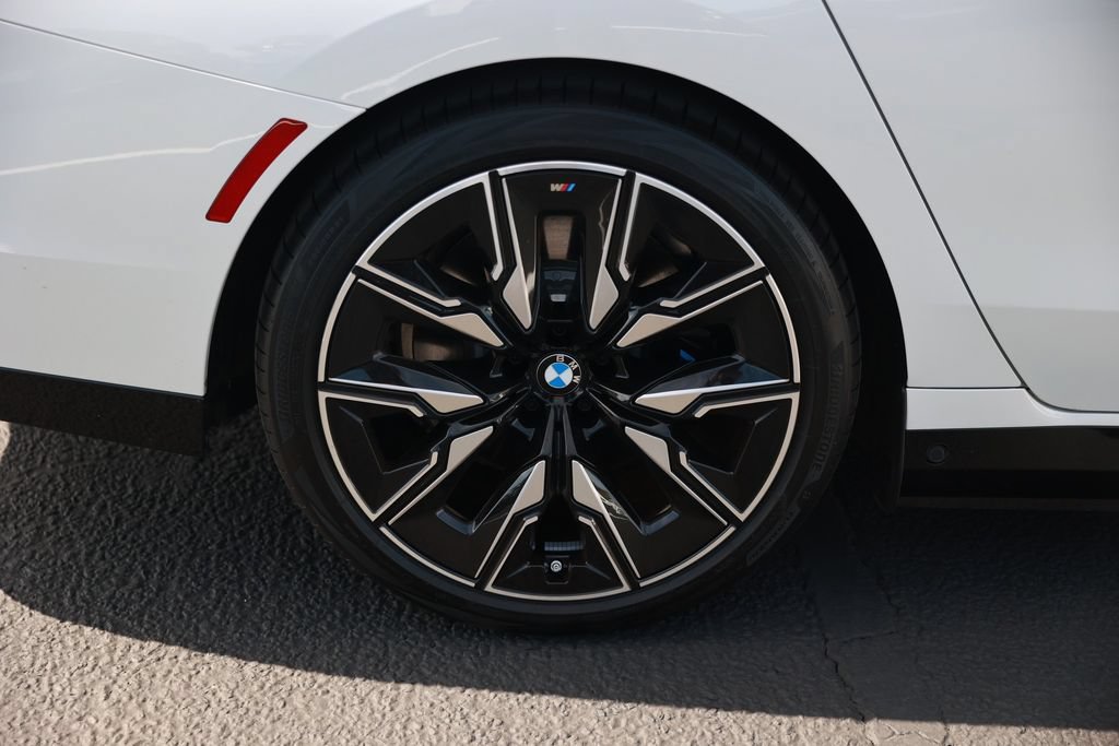 Used 2025 BMW i7 M70 w/ Executive Package AWD/4WD image 9