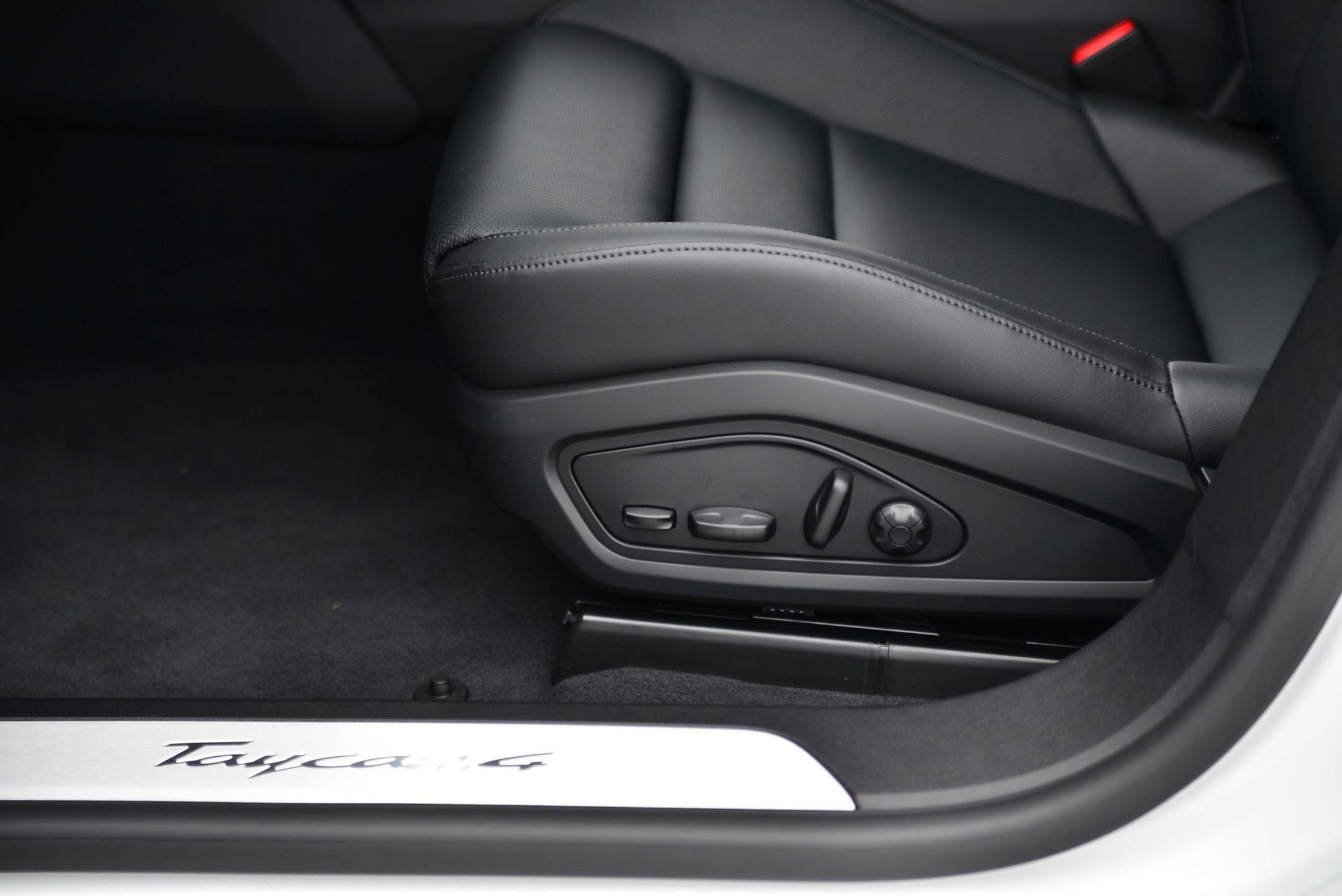 Used 2025 Porsche Taycan image 27