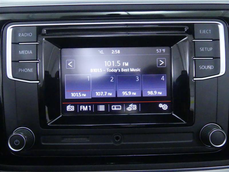 Used 2018 Volkswagen Beetle 2.0T FWD image 11