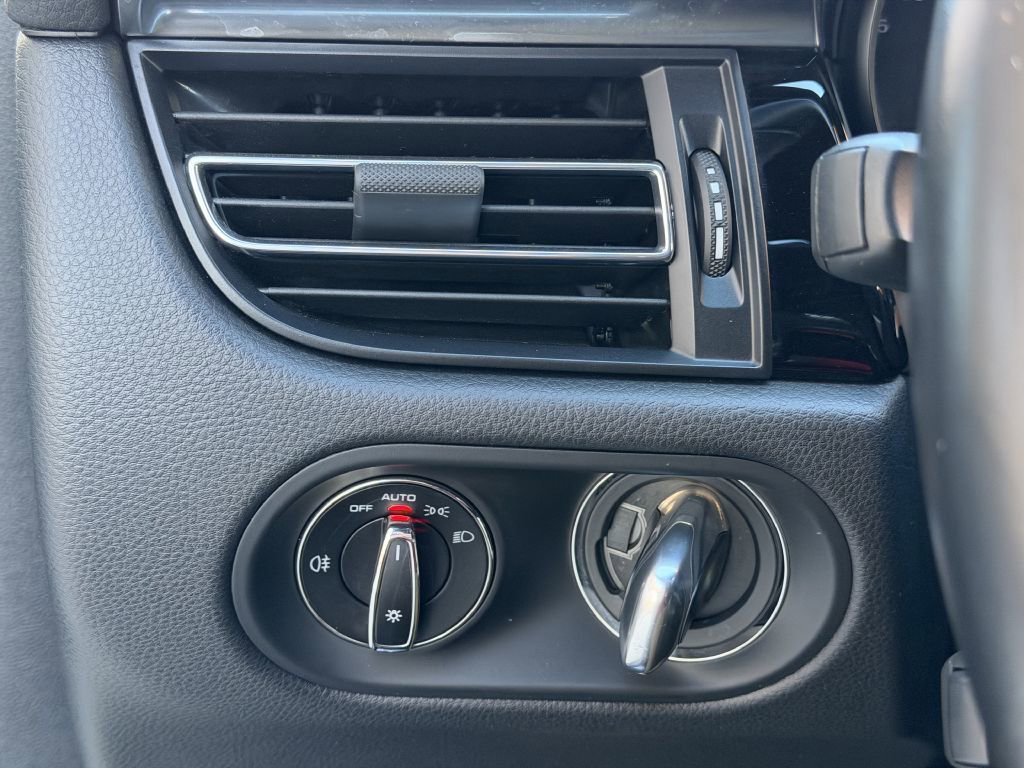 Used 2022 Porsche Macan w/ Premium Package image 33