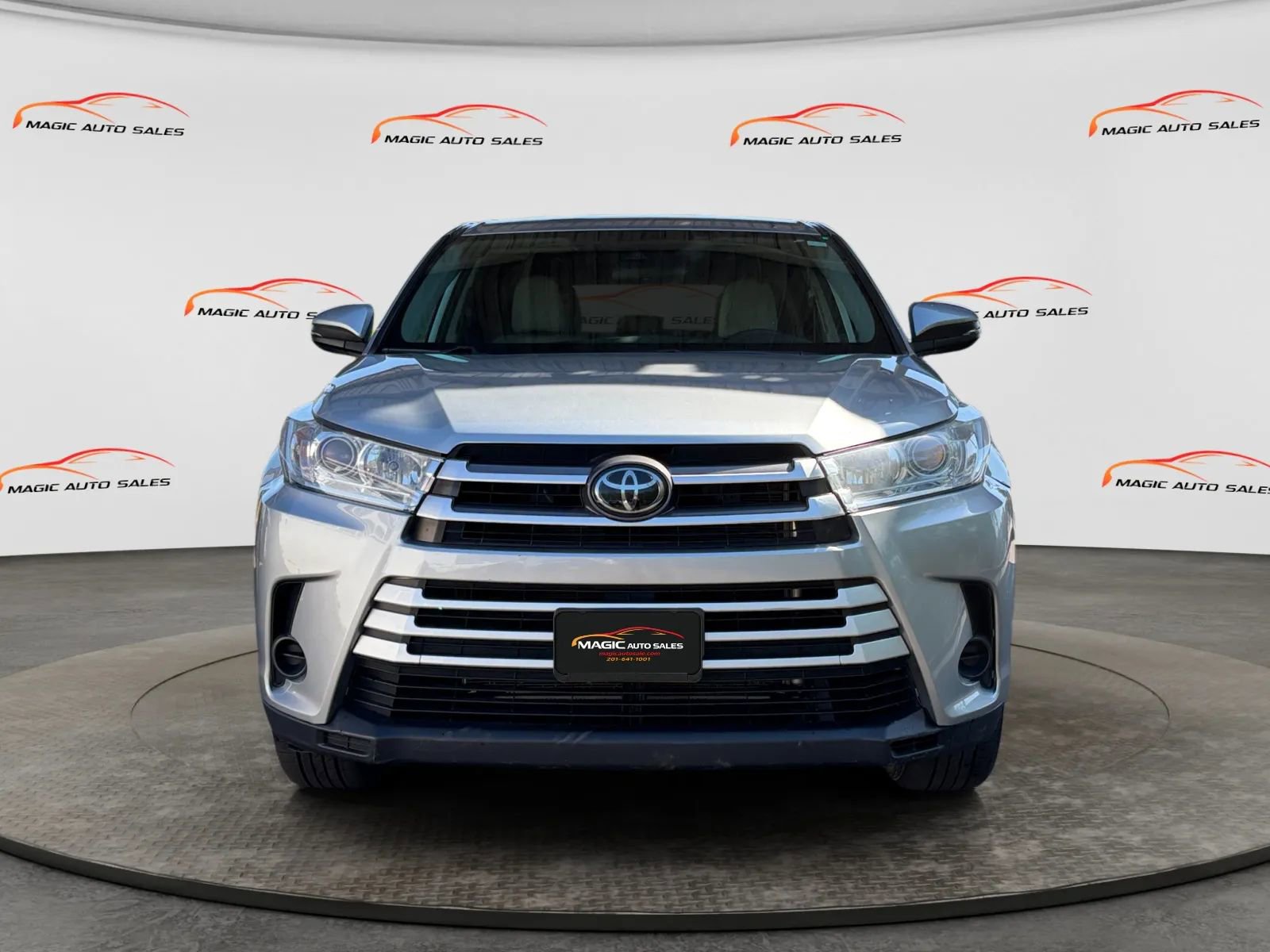 Used 2018 Toyota Highlander LE AWD/4WD image 3