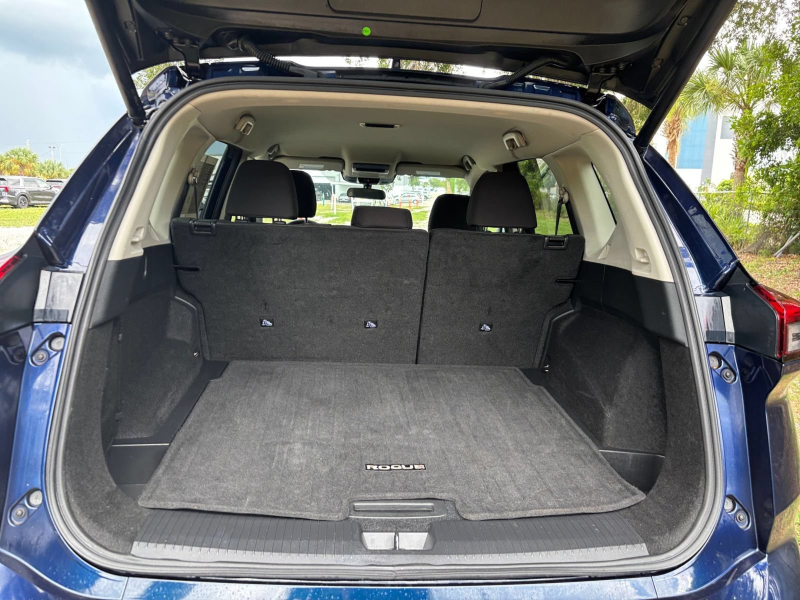 Used 2025 Nissan Rogue SV FWD image 32