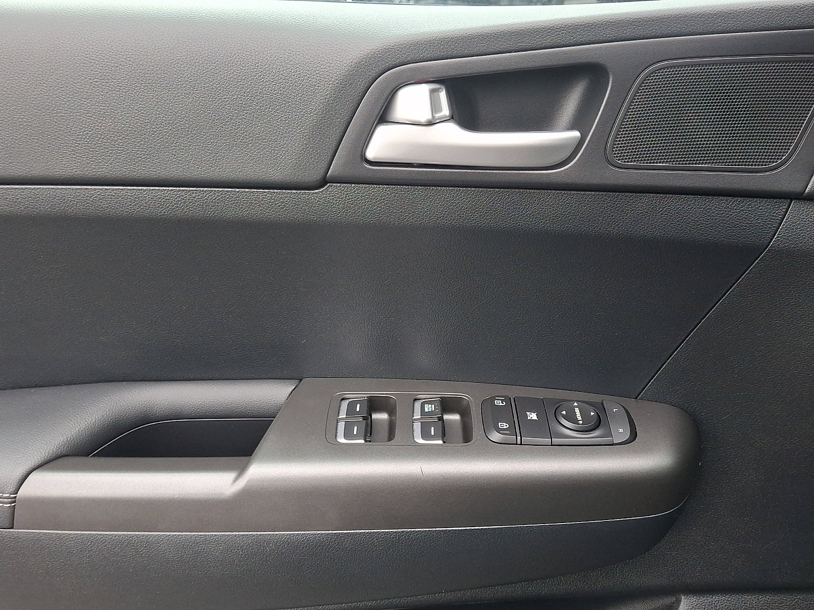 Used 2022 Kia Sportage LX image 13