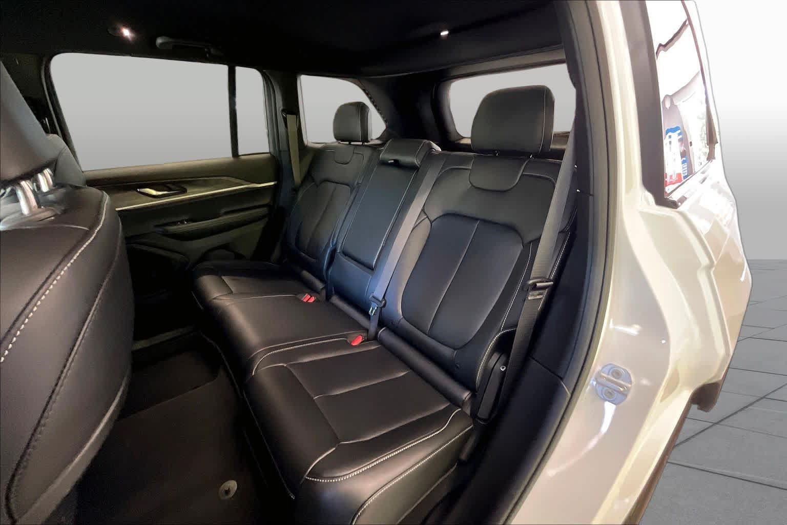 Used 2025 Jeep Grand Cherokee Limited AWD/4WD image 20