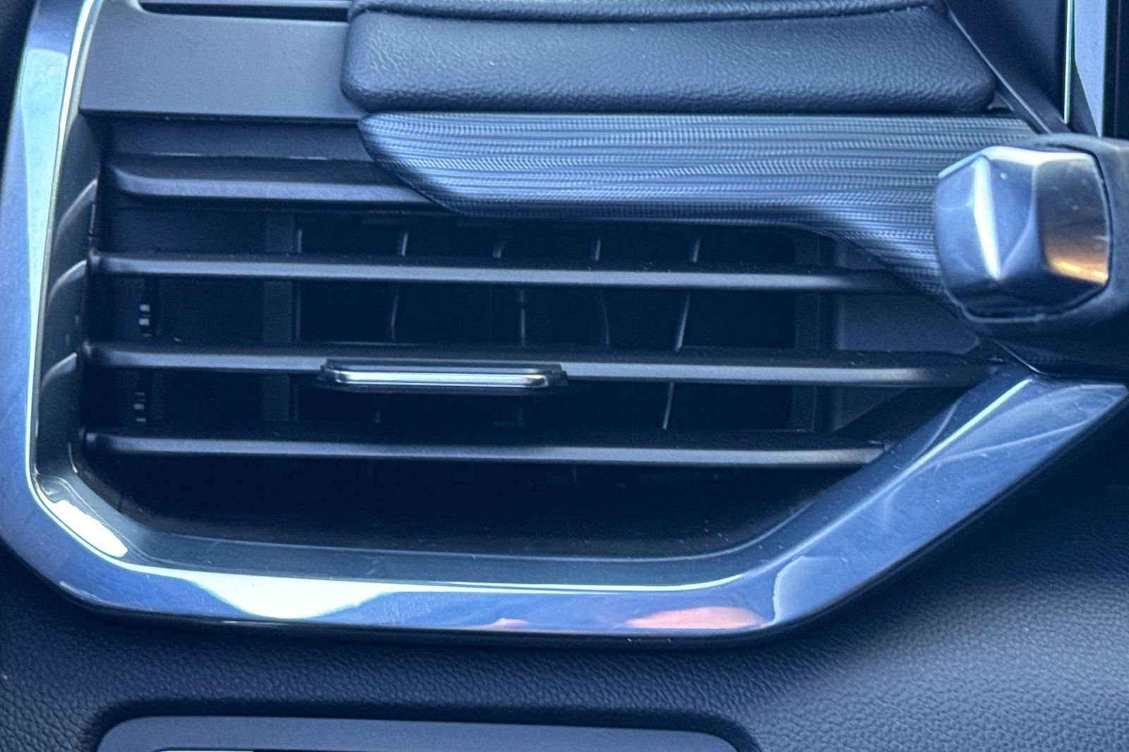 Used 2025 GMC Acadia Elevation image 26