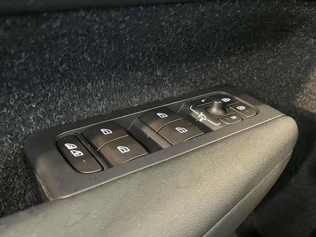 Used 2019 Volvo XC40 T5 Momentum image 32