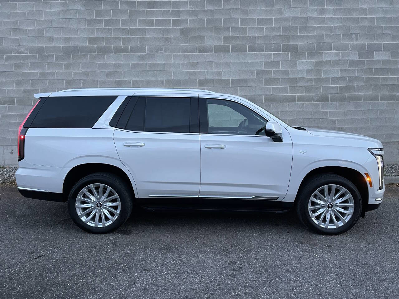 Used 2025 Cadillac Escalade Luxury image 3