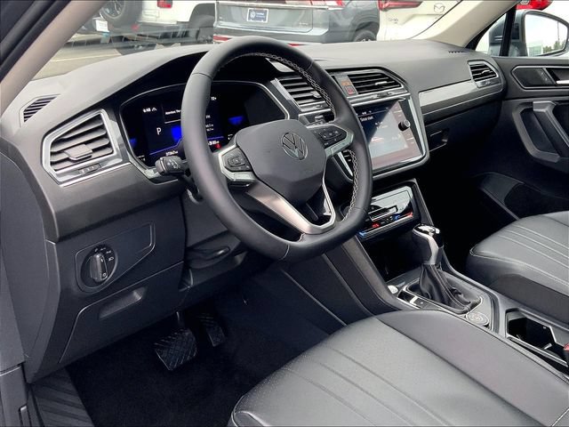 Used 2023 Volkswagen Tiguan SE w/ Panoramic Sunroof Package AWD/4WD image 4