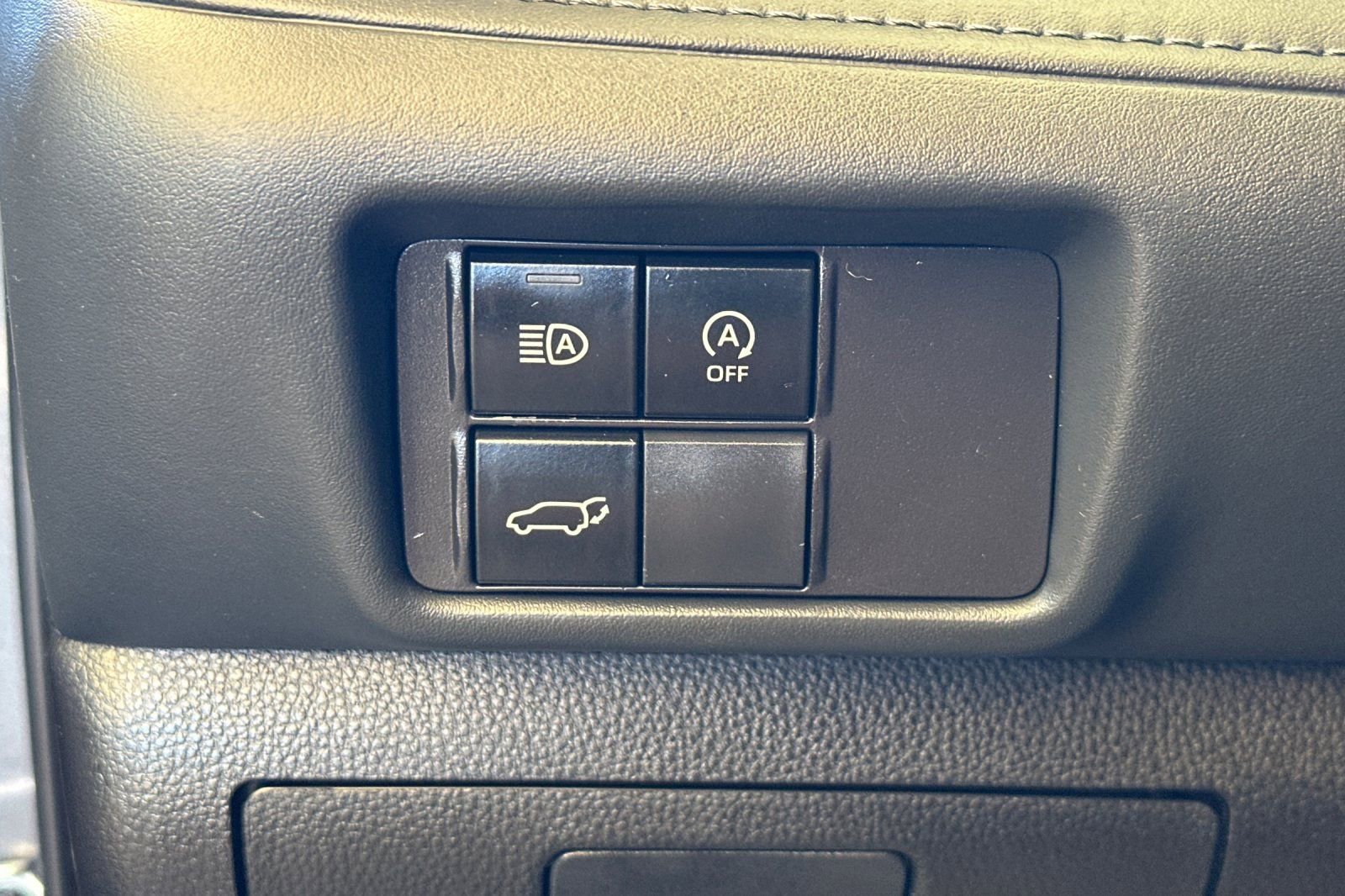 Used 2023 Toyota Highlander LE FWD image 33