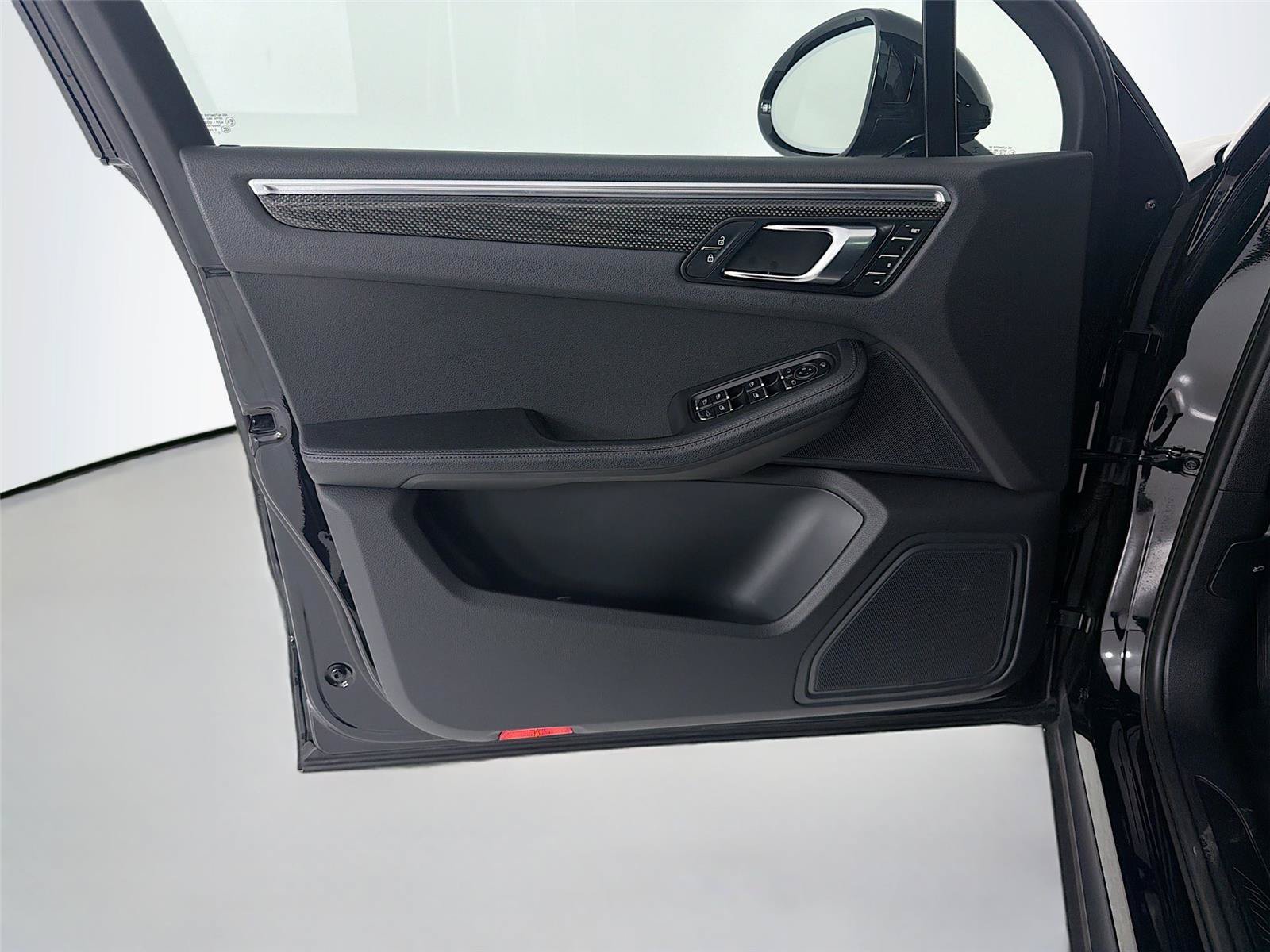 Certified 2023 Porsche Macan Turbo AWD/4WD image 6