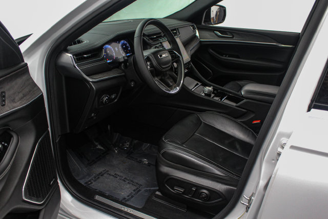 Used 2023 Jeep Grand Cherokee Overland AWD/4WD image 11