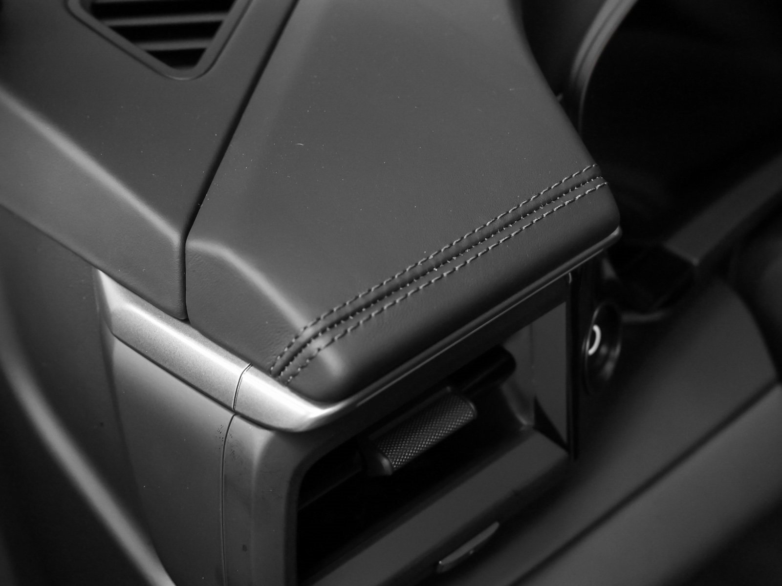 Certified 2025 Porsche Macan 4 Electric image 30