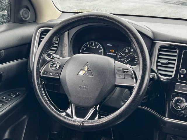 Used 2019 Mitsubishi Outlander AWD image 12