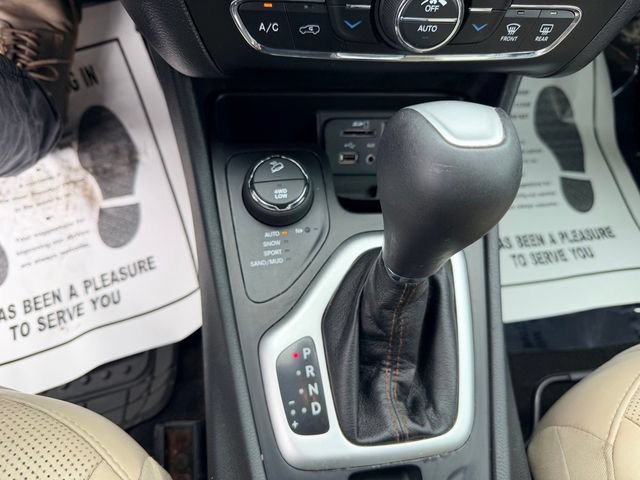 Used 2016 Jeep Cherokee Limited w/ Luxury Group AWD/4WD image 24