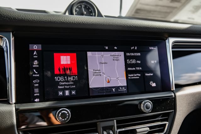 Used 2025 Porsche Macan AWD/4WD image 40