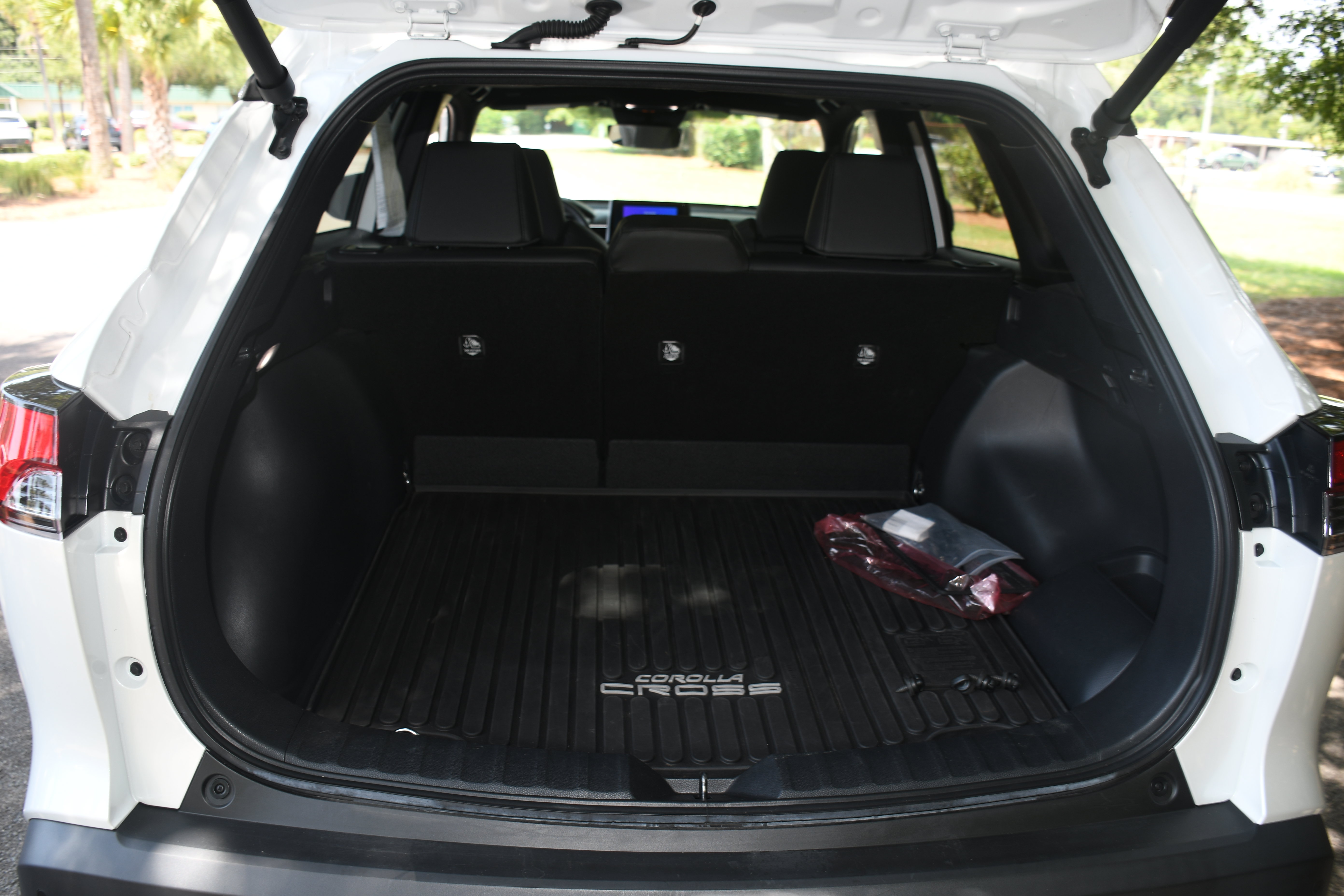 Used 2024 Toyota Corolla Cross AWD Hybrid w/ Convenience Package image 18