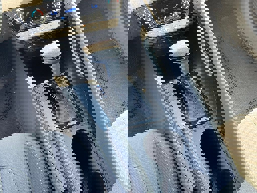 Used 2024 Hyundai Elantra SEL image 16