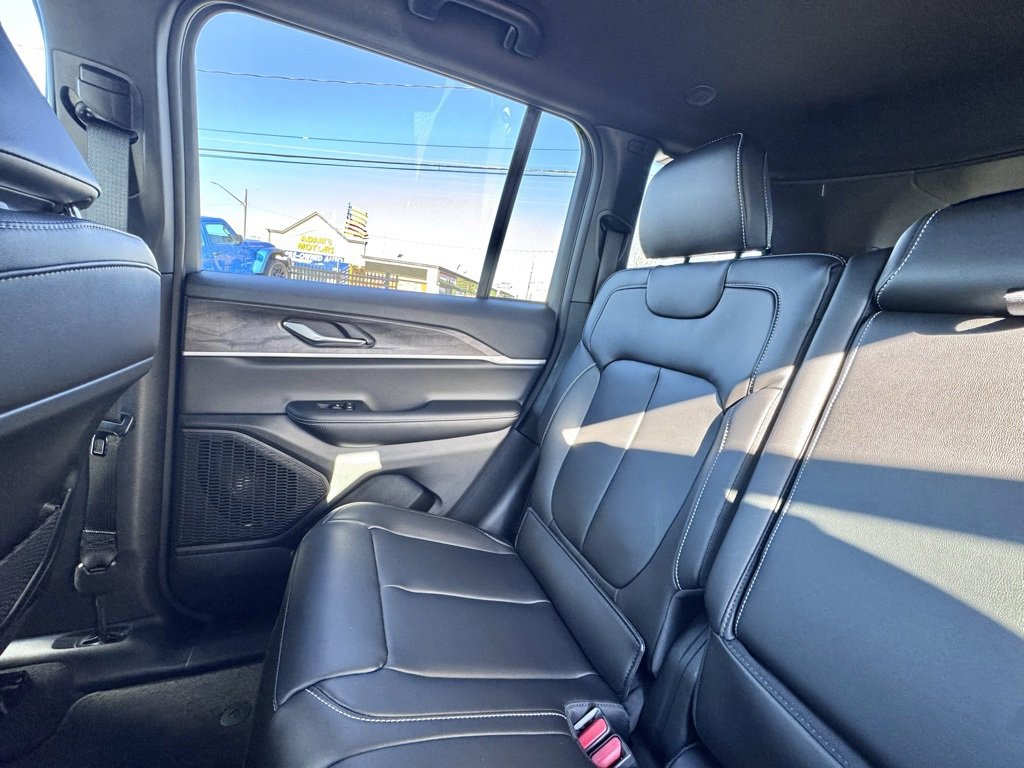 New 2025 Jeep Grand Cherokee Limited w/ Black Appearance Package image 17