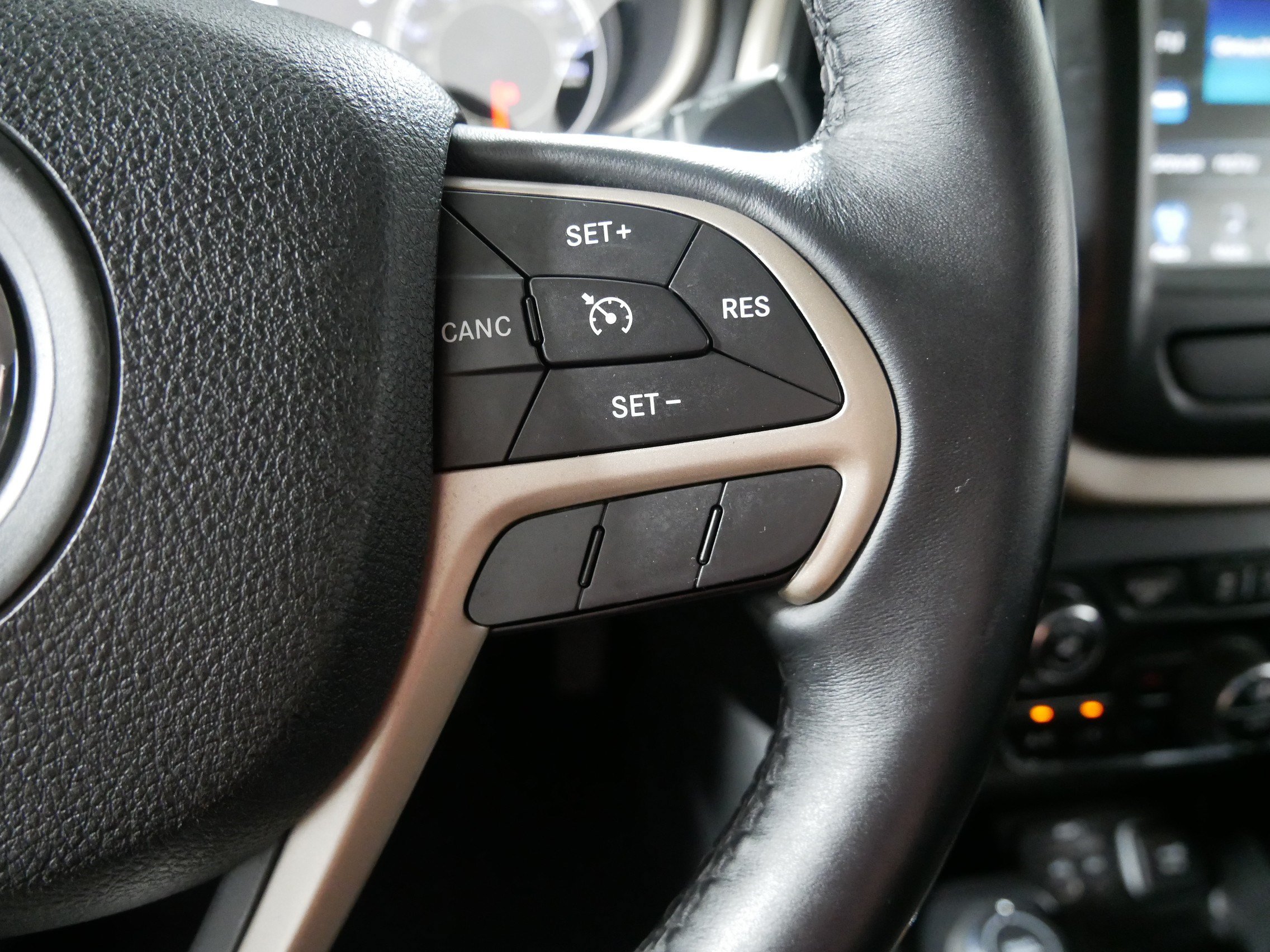 Used 2017 Jeep Cherokee Limited AWD/4WD image 28