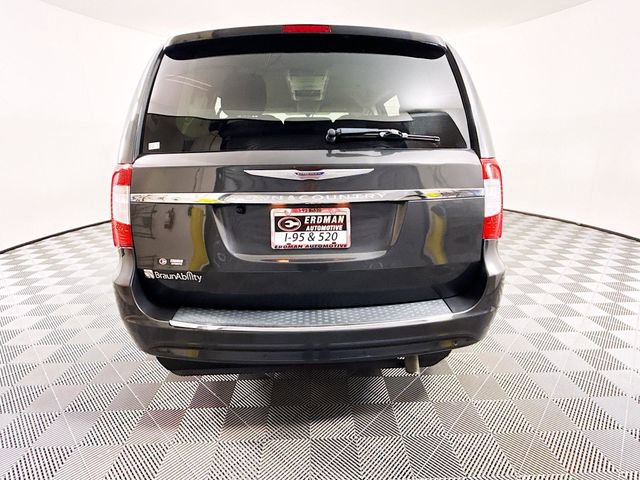 Used 2011 Chrysler Town & Country Touring-L w/ Entertainment Group #2 FWD image 21