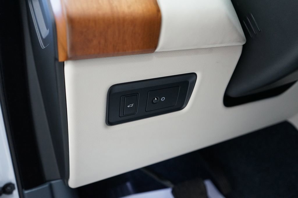 Used 2019 Land Rover Range Rover Long Wheelbase Supercharged image 37