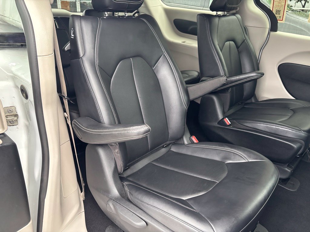 Used 2024 Chrysler Pacifica Limited FWD image 18