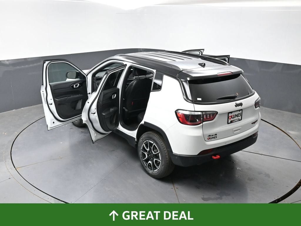 Used 2025 Jeep Compass Trailhawk AWD/4WD image 60