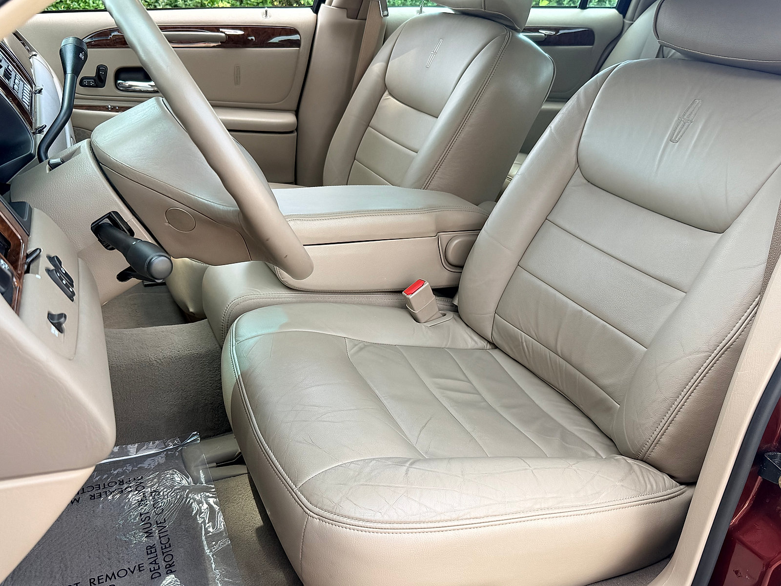 Used 2002 Lincoln Town Car Executive RWD image 38