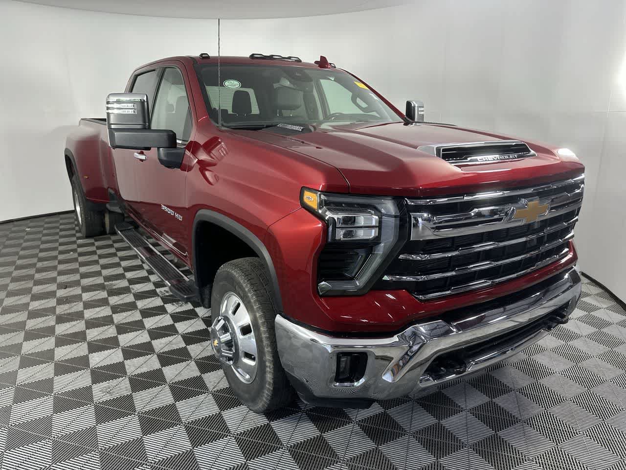 Used 2025 Chevrolet Silverado 3500 LTZ w/ LTZ Convenience Package AWD/4WD image 2