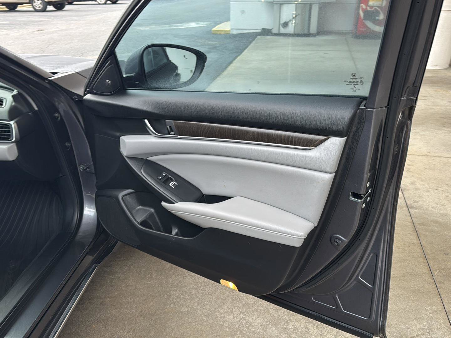 Used 2018 Honda Accord Touring image 12