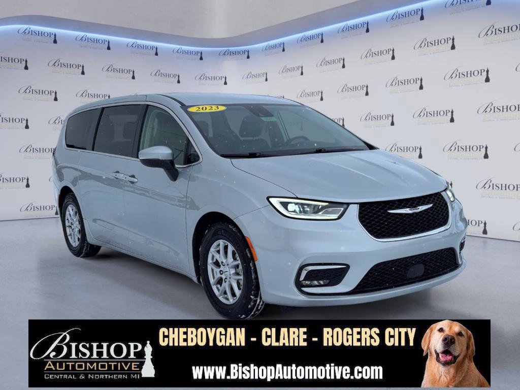 Used 2023 Chrysler Pacifica Touring-L image 21